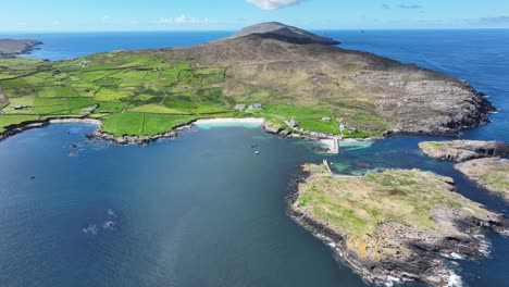 Paisaje-Con-Drones-Que-Recorre-El-Remoto-Puerto-Protegido-De-La-Península-Occidental-De-Cork,-Islas-Y-Playas-Desiertas,-La-Belleza-Salvaje-Del-Camino-Atlántico-Salvaje-De-Irlanda-En-Toda-Su-Belleza-Natural