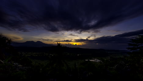 Malerischer-Zeitraffer-Des-Sonnenaufgangs-Mit-Wolkenbewegung-über-Der-üppigen-Landschaft-Von-Tenganan-Bali