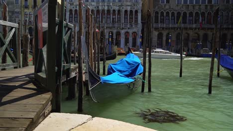 Statische-Aufnahme-Eines-Verankerten-Gondelboots-Im-Canale-Grande-In-Venedig