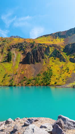 Vertikaler-4k-Zeitraffer,-Blaue-Seen-In-Den-San-Juan-Mountains,-Colorado,-USA,-Majestätische-Landschaft-An-Einem-Sonnigen-Tag