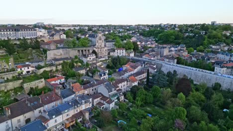 Paisaje-Urbano-De-Poitiers-Y-Escuela-Coligny-Cornet-En-El-Fondo,-Francia