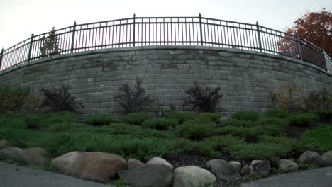 Cullen-Gardens-Fußweg-Mit-Kreisförmiger-Mauer-In-Whitby,-Kanada