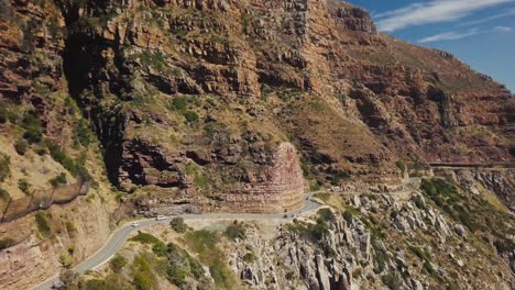 Eine-Drohne-Folgt-Einer-Malerischen-Route-Mit-Autos-Und-Enthüllt-Die-Küstenlinie-In-Kapstadt,-Südafrika