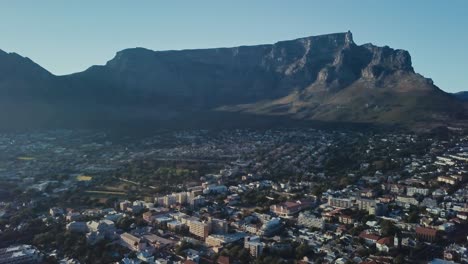 Drohne-über-Dem-Tafelberg,-Die-Die-Stadt-Am-Malerischen-Frühen-Morgen-In-Kapstadt,-Südafrika,-Enthüllt