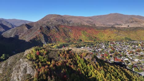 Picturesque-mountain-landscape,-fall-season-in-Arrowtown-surrounded-by-colourful-trees