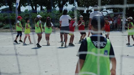 Toma-De-Establecimiento-De-Equipos-Jugando-Balonmano-En-Un-Día-Deportivo-En-Verano.