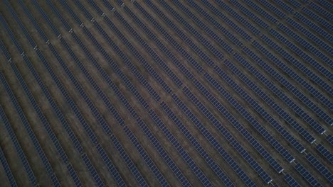 Vista-Aérea-Superior-De-Una-Granja-De-Paneles-Solares-Con-Unidades-Fotovoltaicas-En-Australia
