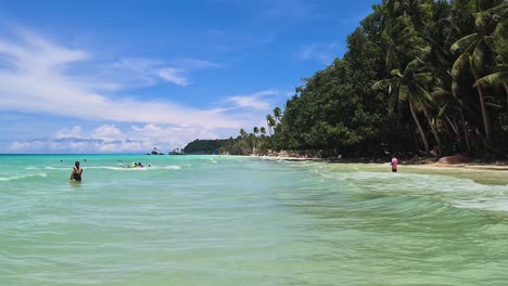 Isla-Boracay,-Filipinas,-Gente-En-El-Paraíso-Tropical,-Mar-Turquesa-Y-Playa-De-Arena-Blanca