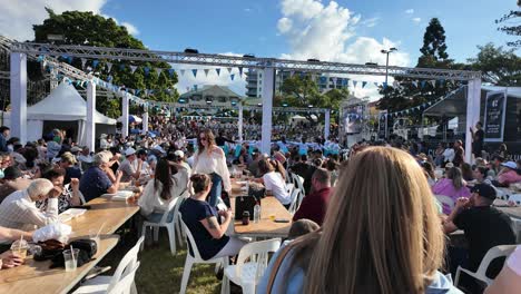 Große-Menschenmenge-Isst-Griechisches-Essen-Und-Sieht-Sich-Eine-Tanzshow-Beim-Paniyiri-Greek-Festival-In-Brisbane,-Australien-An