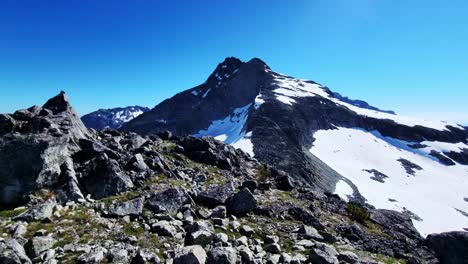 Die-Atemberaubende-Aussicht-Auf-Den-Alpengipfel-Aus-Der-Sicht-Eines-Bergsteigers---Weitwinkelansicht-Des-Tszil-Bergs-In-BC,-Kanada