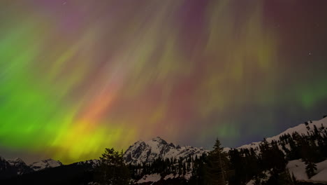 Zeitraffervideo-Eines-Intensiven-Geomagnetischen-Sturms-Der-Stärke-G5-Vom-10.-Mai-2024,-Der-Atemberaubende,-Bunte-Nordlichter-über-Einem-Schneebedeckten-Berg-Auslöst,-Die-Weit-über-Die-üblichen-Breitengrade-Hinaus-Sichtbar-Sind