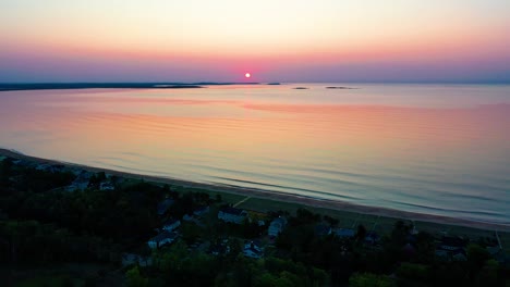 Sonnenaufgang-über-Strandhäusern-Mit-Farbenfrohen-Spiegelungen-Der-Meereswellen-Und-Ferienhäusern-Entlang-Der-Atlantikküste-Von-Neuengland