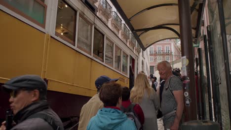 Touristen-Steigen-In-Lissabons-Straßenbahnen-In-Portugal-Ein