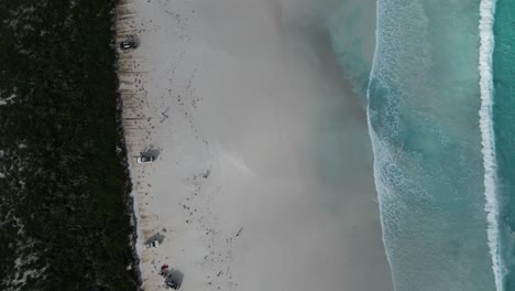 4k60-Draufsicht-Auf-Den-Lucky-Bay-Beach-In-Australien-Mit-Weißem-Sand-Und-Blauem-Ozean