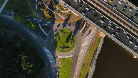 Fahrzeuge-Fahren-Auf-Autobahnen-Und-Kreisverkehren-In-Perth,-Westaustralien