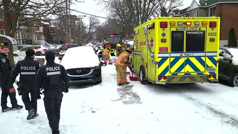 Equipos-De-Respuesta-De-Emergencia-En-La-Escena-De-Un-Accidente-Con-Nieve-En-Montreal,-Québec,-Con-Presencia-De-Ambulancias-Y-Policías.