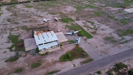 Aviones-En-Descomposición-En-El-Abandonado-Aeropuerto-Conmemorativo-Del-Río-Gila