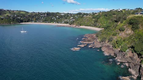 Flying-Towards-Palm-Beach-And-Little-Palm-Beach-On-Waiheke-Island-In-Auckland,-New-Zealand