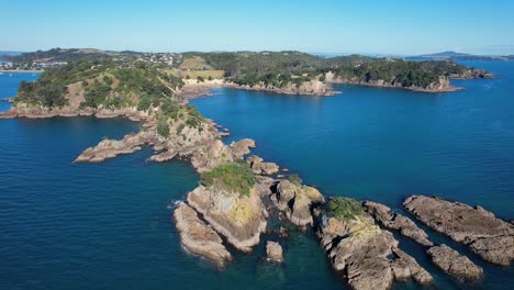Rugged-Outcrops-In-Oneroa-Bay-With-Calm-Blue-Waters-In-Auckland,-New-Zealand