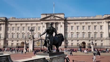 Estatua-Del-Progreso-Con-El-Palacio-De-Buckingham-Al-Fondo