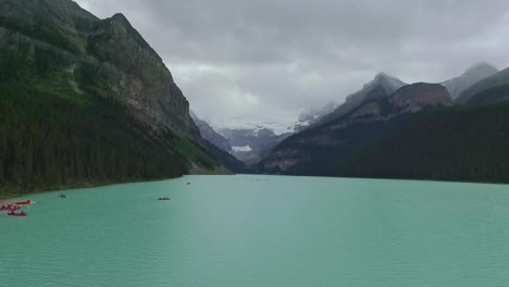 Lago-Louise-Turquesa-En-Las-Montañas-Rocosas,-El-Parque-Nacional-Banff,-Alberta,-Canadá