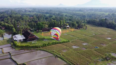 Resort-Bereitet-Heißluftballon-Für-Flug-über-Reisfelder-Und-Mount-Agung-In-Ubud,-Bali-Vor