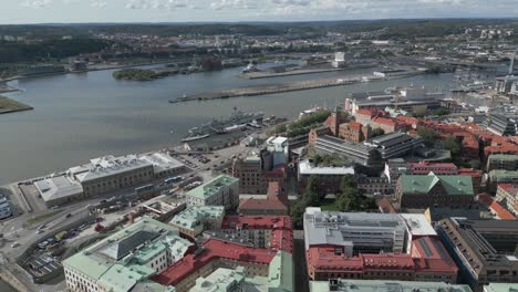 Downtown-city-aerial-flyover:-Ships-in-Gothenburg-harbour,-Sweden