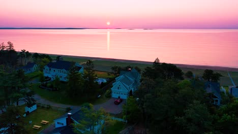 Wunderschöner-Sonnenuntergang-Am-Strand-In-Saco,-Maine-Mit-Ferienhäusern-Und-Farben,-Die-Sich-In-Den-Meereswellen-Entlang-Der-Atlantikküste-Von-Neuengland-Spiegeln