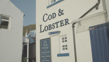 North-York-Moors,-Staithes-Clip-1,-Cond-And-Lobster-Pub,-Panorámica-Descendente,-Costa-Patrimonial-De-North-Yorkshire,-Vídeo,-4096x2160-25-Fps,-Prores-422