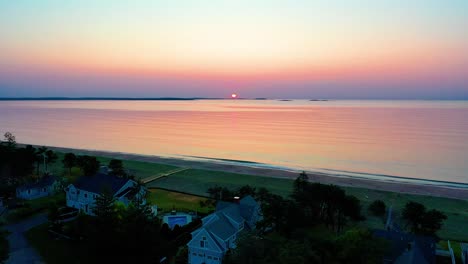 Wunderschöner-Sonnenuntergang-Am-Strand-In-Saco,-Maine,-Mit-Farben,-Die-Sich-In-Den-Meereswellen-Spiegeln,-Und-Ferienhäusern-Entlang-Der-Atlantikküste-Von-Neuengland