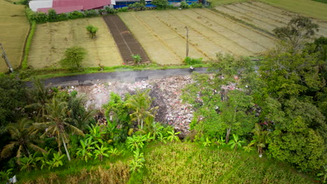 Infraestructura-De-Residuos-Inadecuada-Y-Montones-De-Basura-Que-Dañan-La-Naturaleza-De-Bali.