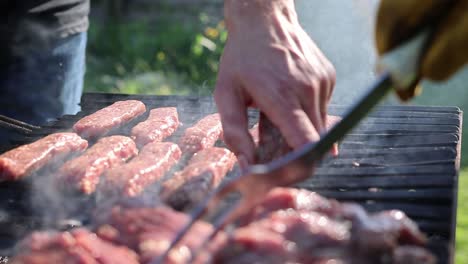 Asar-Al-Aire-Libre-Salchichas-Serbias-Cevapi.-Fotografía-De-Cerca