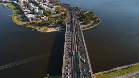 Coches-Circulando-A-Través-Del-Puente-Estrecho-Sobre-El-Río-Swan-Con-El-Sur-De-Perth,-En-Australia-Occidental