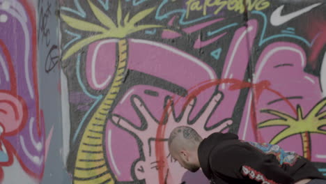 Graffiti-Künstler-Aus-Barcelona-Sprühen-Streetstyle-Kunstwerke-Im-Zeitgenössischen-Design-Auf-Eine-Stadtmauer