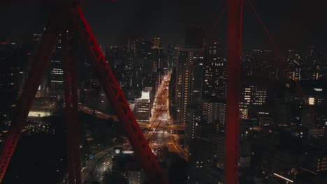 Tráfico-En-Las-Carreteras-De-La-Ciudad-Por-La-Noche-Visto-Desde-La-Torre-De-Tokio-En-Minato,-Tokio,-Japón