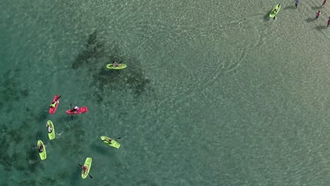Luftaufnahme-Von-Schülern,-Die-In-Magic-Island-Cove-2-Kajak-Fahren-Lernen