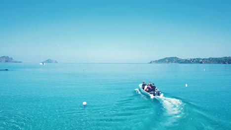 Turista-Tomando-Un-Viaje-En-Barco-Por-El-Océano-Entre-Islas-En-Las-Comoras