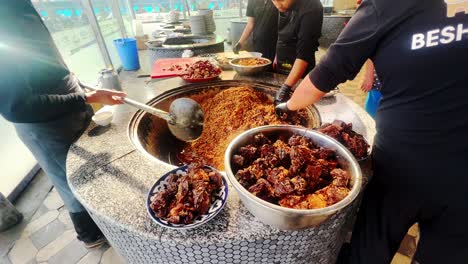 A-man-prepares-plov-or-osh-at-the-Central-Asian-Plov-Centre-in-Tashkent,-Uzbekistan-September