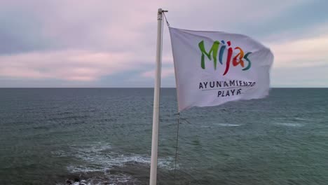 Bandera-De-Mijas-Costa,-España,-En-Un-Día-Nublado-Y-Ventoso