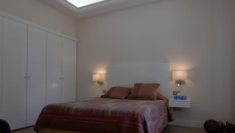 Langsame-Einstellung-Eines-Minimalistischen-Doppelzimmers-In-Einer-Villa-In-Montpellier