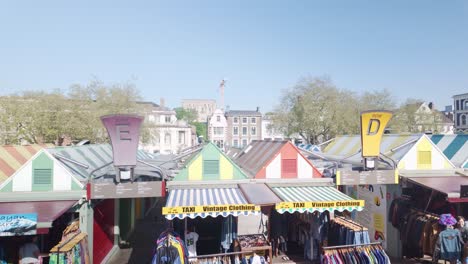 Mit-Blick-Auf-Die-Marktstände-Auf-Dem-Stadtplatz-Von-Norwich-In-Richtung-Historisches-Schloss