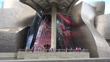 Vista-Exterior-De-La-Entrada-Del-Icónico-Museo-Guggenheim-De-Bilbao-En-El-País-Vasco-En-España