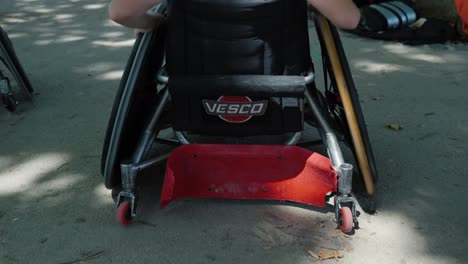 Zeitlupenaufnahme-Von-Behinderten-Kindern,-Die-Im-Rollstuhl-Sport-Treiben