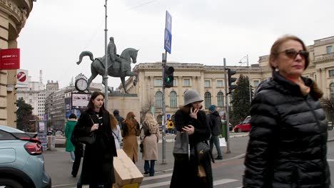 Bulliciosa-Escena-De-Una-Calle-En-Bucarest-Con-Peatones-Y-La-Estatua-Ecuestre-Del-Villancico-I-De-Rumania