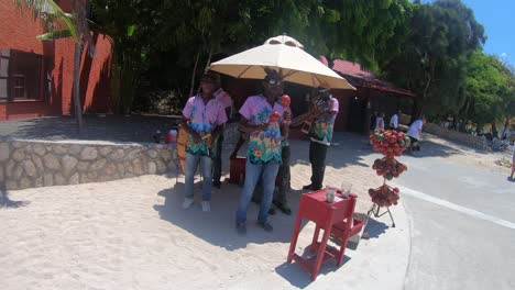 Clip-Von-Haitianern,-Die-Singen,-Maracas-Spielen-Und-Auf-Der-Insel-Labadee-Verkaufen