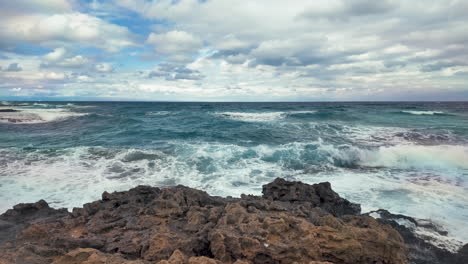 Eine-Küstenszene-Auf-Zypern-Mit-Wellen,-Die-Gegen-Die-Felsige-Küste-Schlagen
