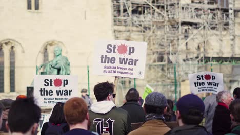 Menschenmenge-Mit-Stop-the-War-Plakaten-In-York