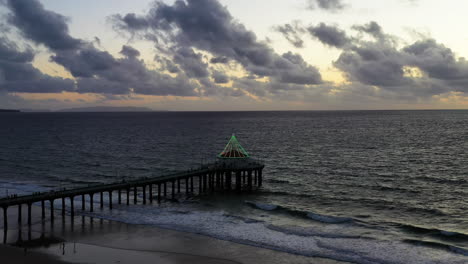 Manhattan-Beach-Pier-Mit-Weihnachtsbeleuchtung-In-Kalifornien,-USA---Luftaufnahme-Einer-Drohne