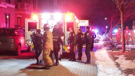 Polizisten-Tragen-Einen-Unterkühlten-Patienten-In-Eine-Folie-Gehüllt-Zum-Krankenwagen-In-Montreal,-Kanada