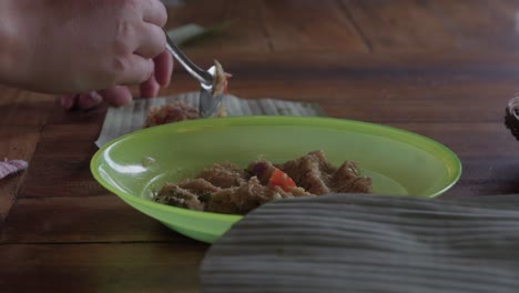 Das-Traditionelle-Indonesische-Gericht-Sate-Lilit-Wird-Von-Hand-Mit-Einem-Löffel-Zubereitet-Und-Hackfleisch-Wird-Dabei-Vorsichtig-In-Duftende-Blätter-Eingewickelt
